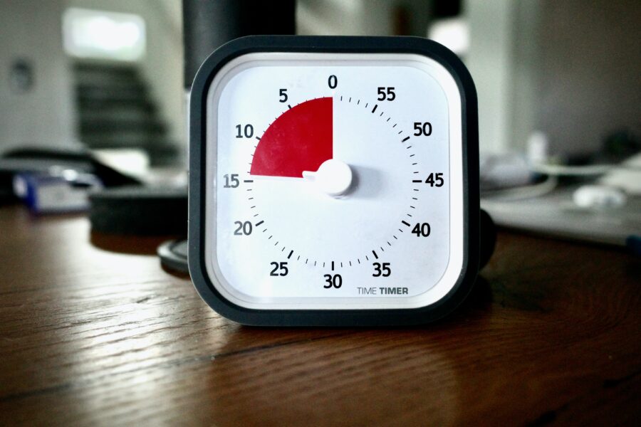 Ein Timer mit einem roten Bereich auf weißem Hintergrund zeigt uns, dass noch 14 Minuten verbleiben.