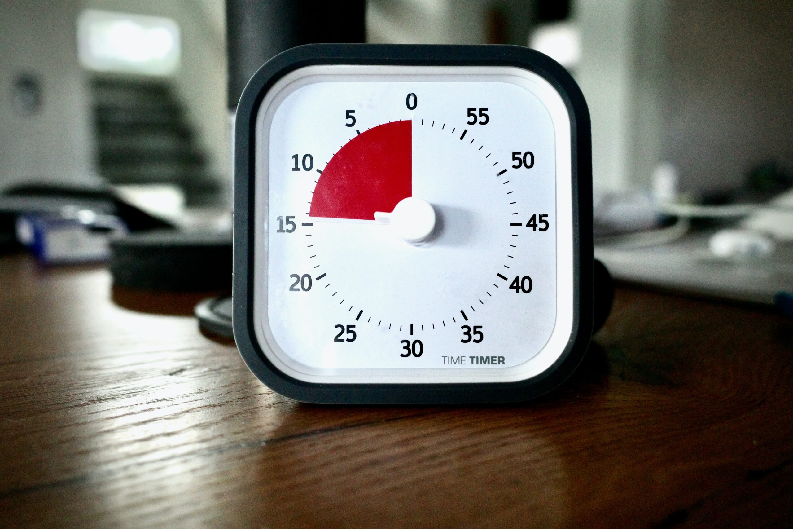 Un timer con un'area rossa su sfondo bianco indica che mancano 14 minuti.